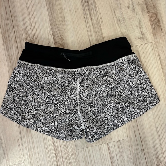Sz 6 Lululemon shorts - Picture 2 of 3